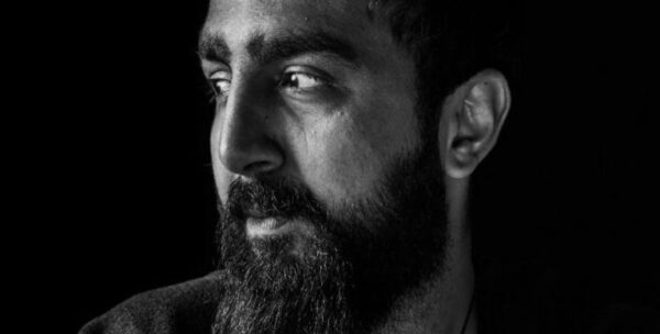 Hayri Saraç; “İnsanlar Paskalya Tavşanı’nı bir maske bir mahlas sanıyordu ama kimse Hayri ile saatler süren sohbetlerini bilmiyordu. O yüzden ikisi arasında bir anlaşma sağlanıp sahneyi Hayri devraldı. Ama merak etmeyin Paskalya Tavşanı çok uzakta değil.”
