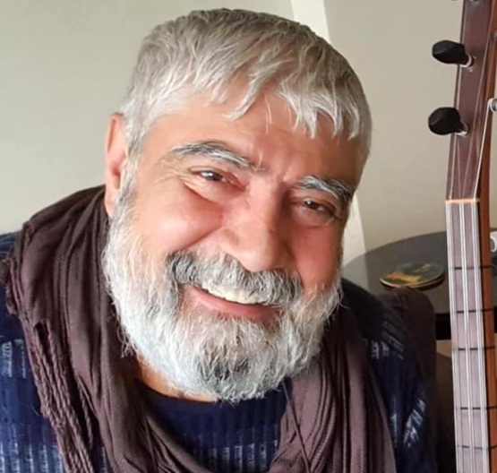 Mustafa Kaya; “Sanatçı, içinde yaşadığı toplumun kültürel dokusundan yola çıkarak toplumun sorunlarını dile getiren konularda sanatını yapmalıdır. Bu nedenle ülkemizde müzik adına geleceğin olduğunu sanmıyorum.”