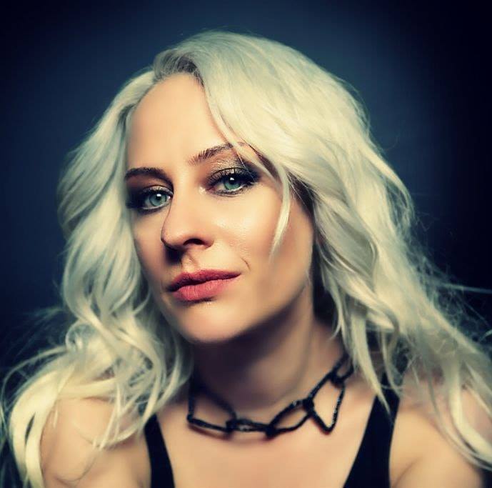 Ayşe Saran; “Her üç ayda bir yeni single çıkartacağım, böylece sürekli bir üretim halinde olacağım, bir müzisyenin sürekli üretmesi daha güzel bir yol.”
