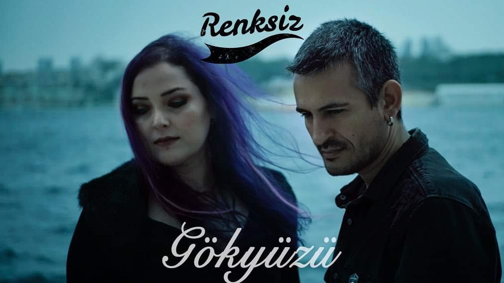 Renksiz; “Bazen dış dünyayı bazense içimize dönüp hislerimizi gözlemliyoruz ve bu gözlemlerden bolca düş kırıklıkları, haksızlıklar, kırgınlıklar ve bir parça umutla çıkıyoruz. İşte o umut şarkı yapmak için en büyük motivasyon”