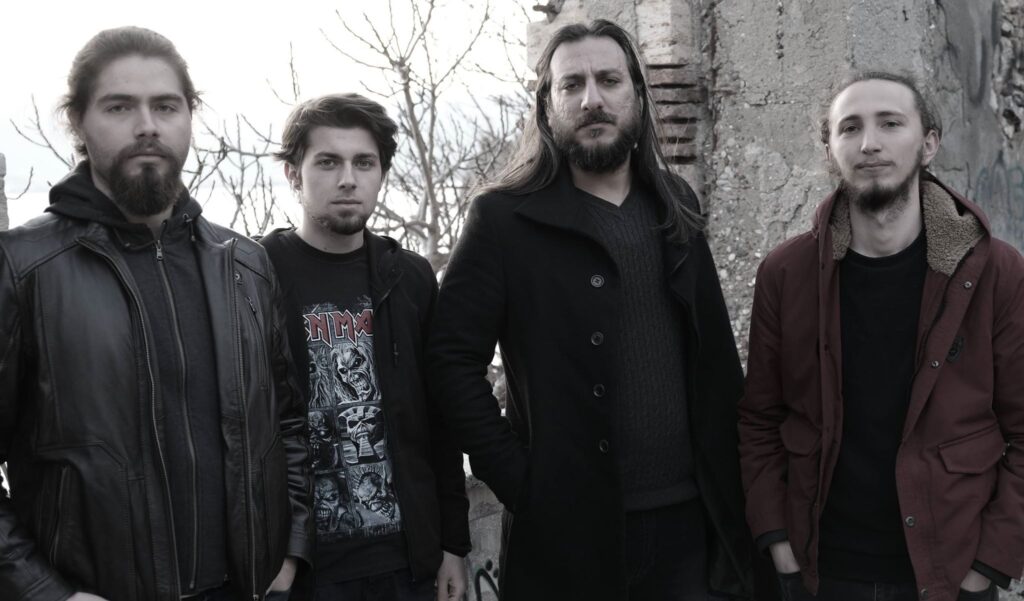 Angona; “Senfonik” alt yapılar. Bunun yanı sıra bir çok “Folk Metal” grubu gibi metal müziğe olabildiğince entegre etmeye çalıştığımız bir “Alaturka” meselesi mevcut”